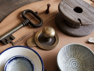 Comment créer en une heure un tableau d'inspiration tactile à partir d'objets trouvés en brocante